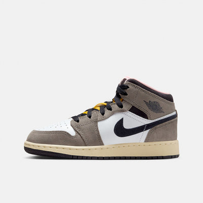 Jordan 1 Mid SE GS « Blanc / Gris huile - Pierre de caverne ». Magasinez les nouveautés de chaussures pour enfants dès maintenant