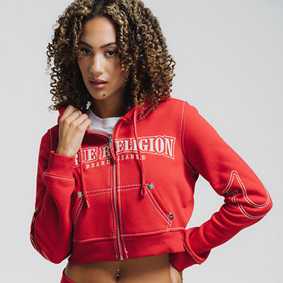La femme porte le chandail True Religion Anniversary Big T Shrunken « Sauge écarlate ». Magasinez les vêtements pour femmes dès maintenant chez JD Sports