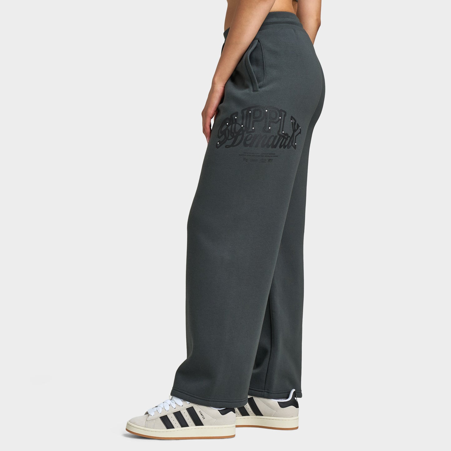 Supply & Demand Pantalon de jogging à jambes larges Spray pour femme / Gris foncé avec diamants