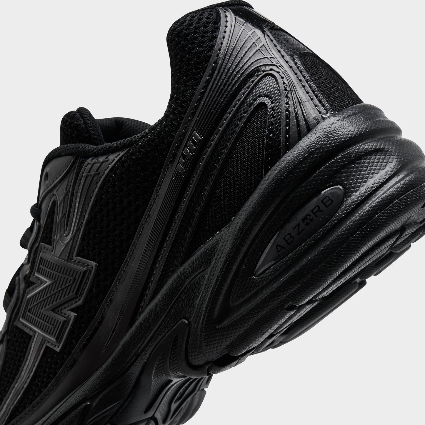 New Balance 740 Black / Black