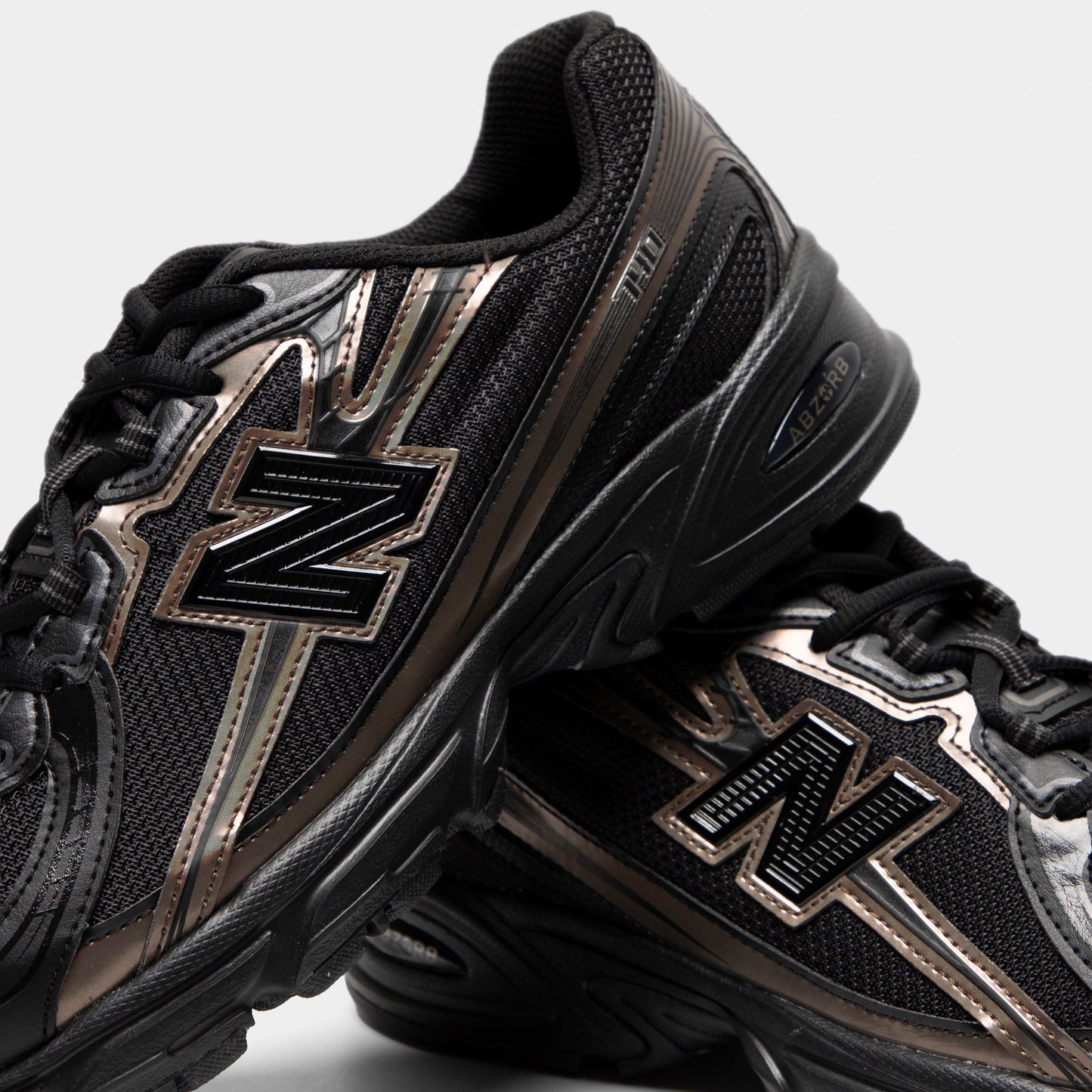 New Balance 740 Black / Bronze