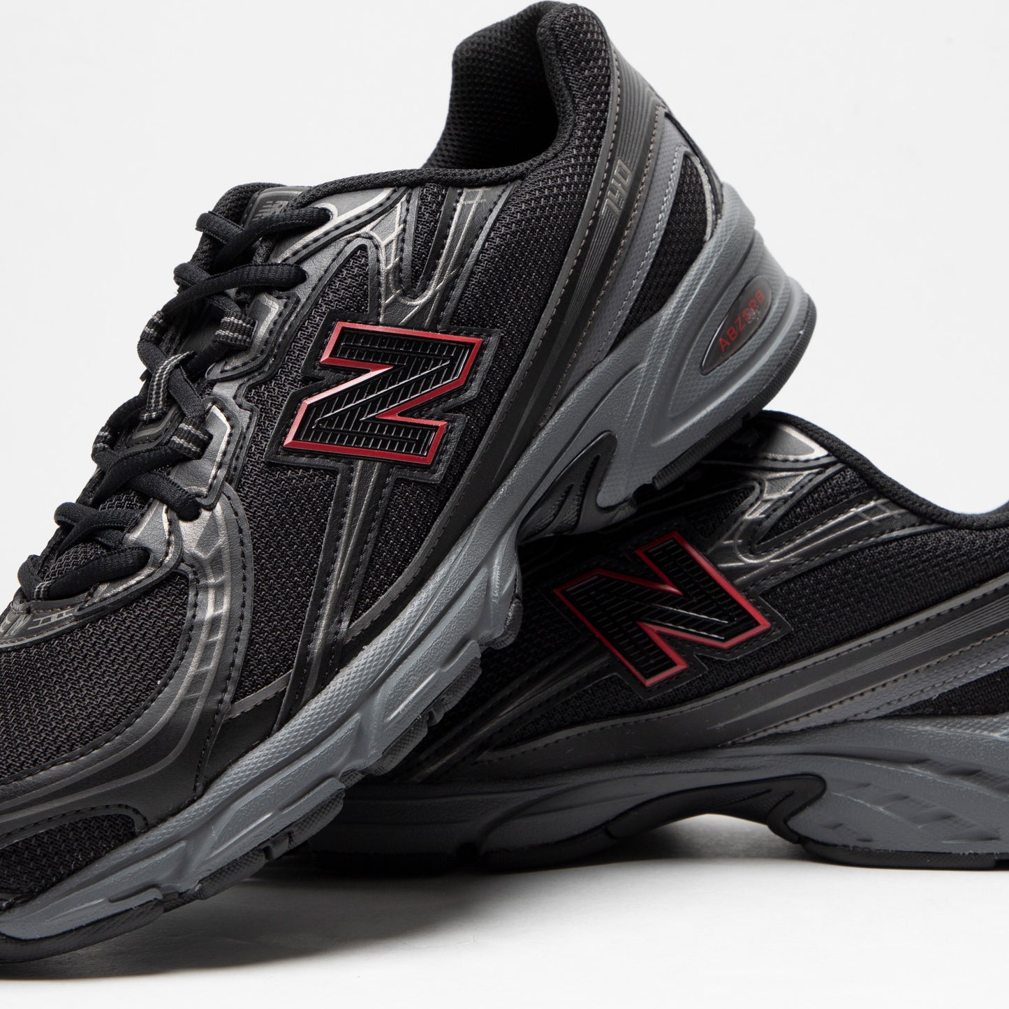 New Balance 740 Black / Black