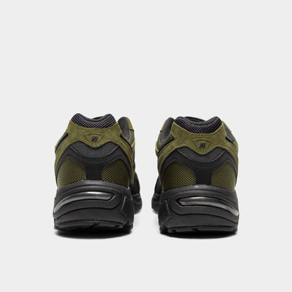 New Balance 880. Rear view of a pair of low-top sneakers displaying wakame olive green mesh and suede heel counters, black leather rear overlays, black padded collar linings, and black midsoles. 