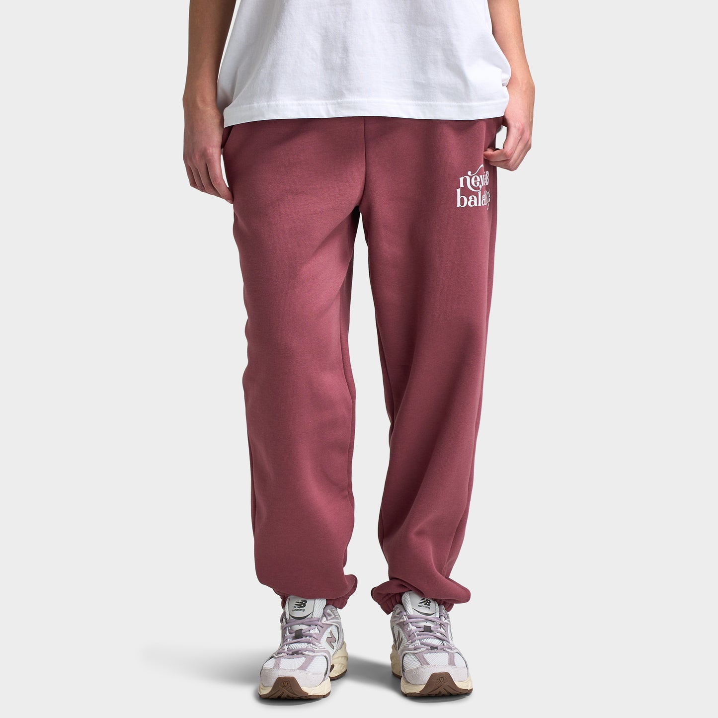 New Balance Women's Script Graphic Cuffed Jogger / Red