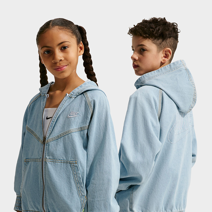 L’enfant porte une veste en denim Nike Sportswear Juniors Full Zip « Bleu armurerie clair ». Magasinez les vêtements pour enfants dès maintenant chez JD Sports.