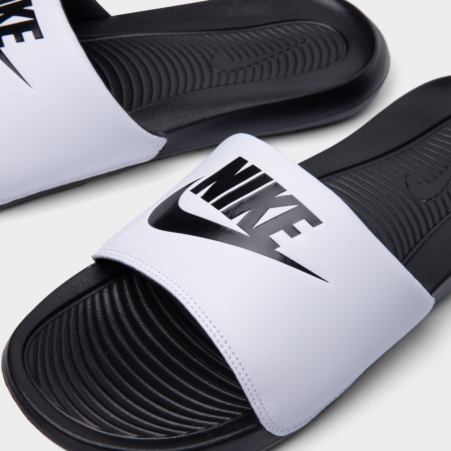 Nike Victori One Black / Black / White